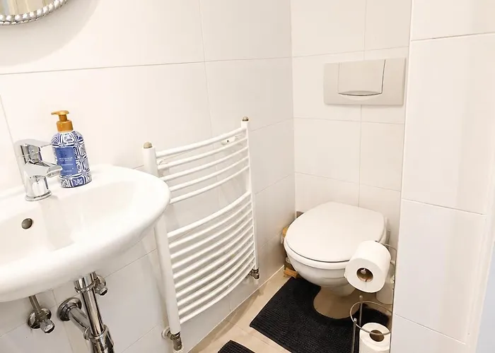 For Longstays, Comfy 1br With Wifi & Tv Apartman